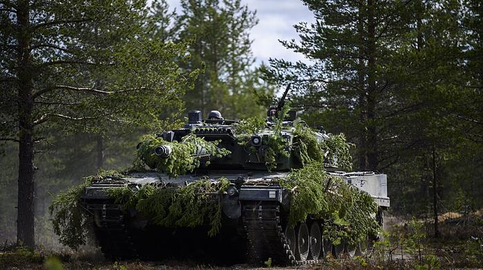 Ein finnischer Panzer Leopard 2A6 fährt während eines Nato-Manövers durch einen Wald. (Archivbild)