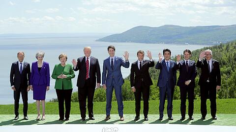 Beim traditionellen Familienfoto zeigten die Staats- und Regierungschefs sich gut gelaunt - doch später ließ US-Präsident Donald Trump den Gipfelkompromiss platzen. (Archivbild)