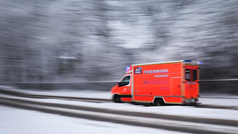 Wegen der eisigen Temperaturen musste die Feuerwehr die Passagiere zu einer Raststätte bringen. (Symbolbild) Wegen der eisigen Temperaturen musste die Feuerwehr die Passagiere zu einer Raststätte bringen. (Symbolbild)