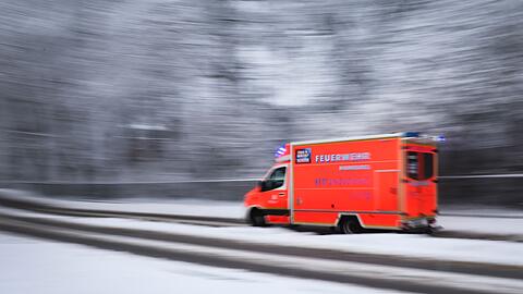 Wegen der eisigen Temperaturen musste die Feuerwehr die Passagiere zu einer Rastst&auml;tte bringen. (Symbolbild)