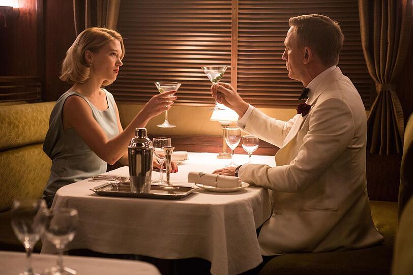 Züge waren seit jeher ein beliebter Schauplatz von Bond-Filmen. Auch in "Spectre" geht die Fahrt für Madeleine Swann (Léa Seydoux) und Bond (Daniel Craig) aber nicht ohne Hindernisse ab. Züge waren seit jeher ein beliebter Schauplatz von Bond-Filmen. Auch in "Spectre" geht die Fahrt für Madeleine Swann (Léa Seydoux) und Bond (Daniel Craig) aber nicht ohne Hindernisse ab.