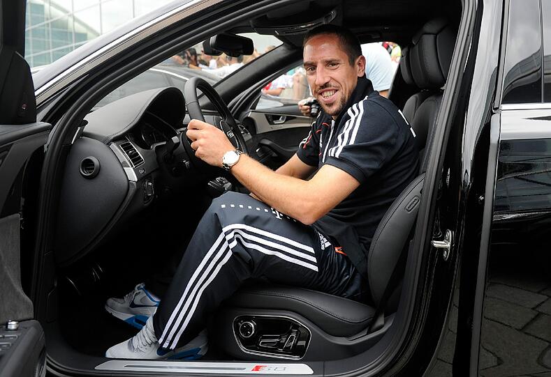 Sponsor Audi hat am Dienstag in Ingolstadt die neuen Dienstwagen an Spieler und Funktionäre des FC Bayern Muenchen übergeben - sehen Sie hier die Bilder.