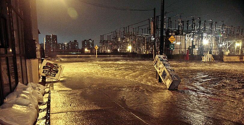 Bilder der Verwüstung - Hurrikan "Sandy" hat an der Ostküste verheerende Spuren hinterlassen. Sehen Sie hier die Bilder aus New York und den betroffenen Orten im Osten der USA.