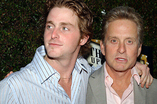 Michael Douglas kämpfte jahrelang mit Alkoholproblemen und ließ sich in den 90ern behandeln. Sein Sohn Cameron wurde wegen zahlreicher Drogenvergehen verurteilt und musste sogar schon ins Gefängnis.