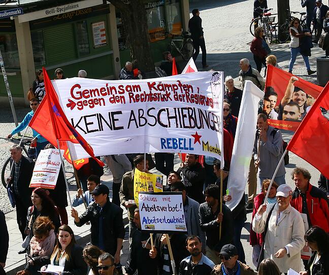 Gut gefüllt: Bei der Rede von Dieter Reiter drängen sich die Menschen auf dem Marienplatz.