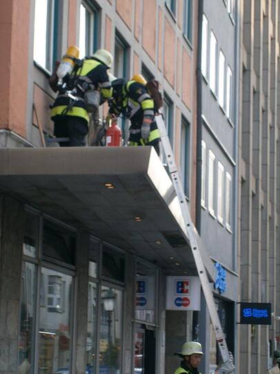 Einsatz am Sonntagabend: Die Leuchtreklame an diesem Haus in der Sendlinger Straße hat gebrannt.
