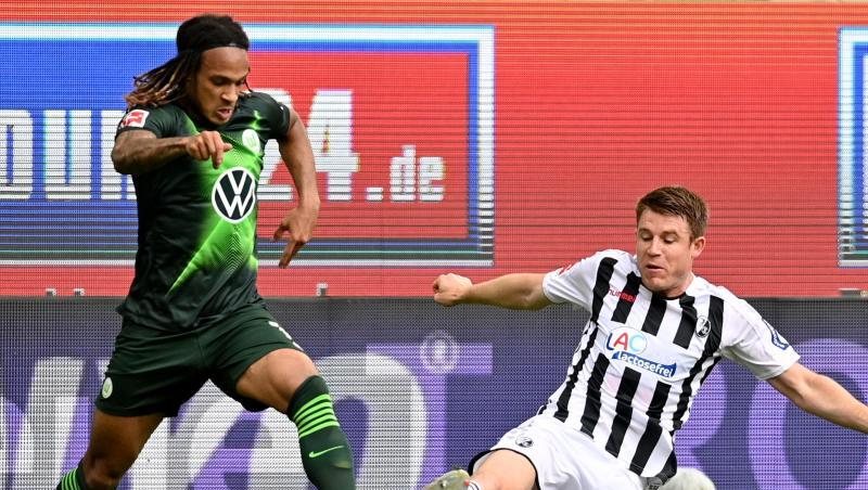 Wolfsburgs Kevin Mbabu (l) im Duell mit Dominique Heintz vom SC Freiburg. Wolfsburgs Kevin Mbabu (l) im Duell mit Dominique Heintz vom SC Freiburg.