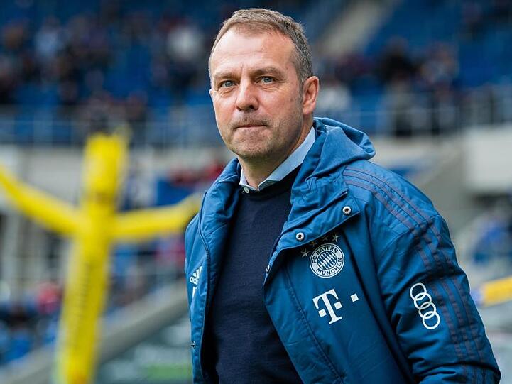 Münchens Trainer Hansi Flick steht vor dem Spiel im Stadion. Foto: Tom Weller/dpa/Archivbild