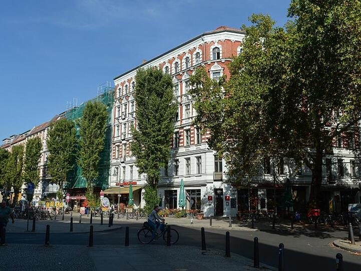 Gesuchtes Altbauviertel für die, die es sich leisten können: Blick auf Wohn- und Geschäftshäuser in der Kollwitzstraße im Berliner Prenzlauer Berg.