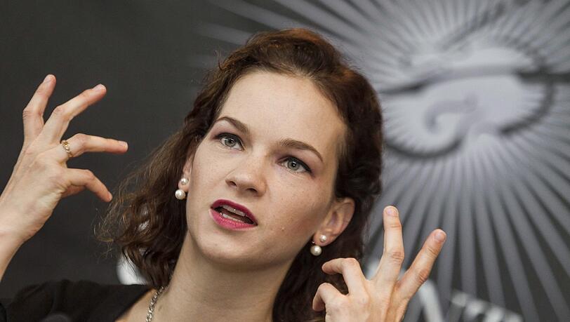 Die Geigerin Hilary Hahn wurde 1979 in Lexington, Virginia geboren. Ihre Vorfahren stammen aus der Pfalz, sie selbst gab mit sechs Jahren ihr erstes Konzert. Ihr deutsches Debüt gab sie 1995 unter Lorin Maazel beim BR-Symphonieorchester.