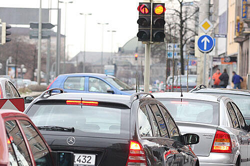 Obwohl es im verkehrsfreundlichen Nürnberg &bdquo;nicht viel zu verbessern&ldquo; gibt, wie Experten anmerken, sollen Staus, wie hier am Plärrer, dank &bdquo;Orinoko&ldquo; bald der Vergangenheit angehören.