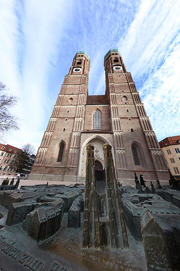 Ein kleiner Abguss und das riesige Original: das Blinden-Altstadtmodell vor dem großartigen Bau der Frauenkirche.