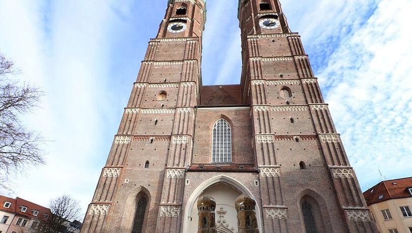 Ein kleiner Abguss und das riesige Original: das Blinden-Altstadtmodell vor dem großartigen Bau der Frauenkirche. Ein kleiner Abguss und das riesige Original: das Blinden-Altstadtmodell vor dem großartigen Bau der Frauenkirche.