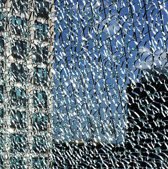 Zersplittert: Blick durch eine kaputte Scheibe auf dem Arnulfsteg.