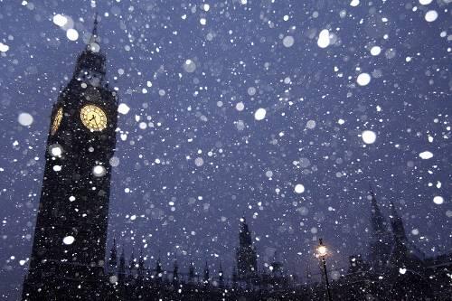 Ein ungewohntes Bild ist der Flockenwirbel vor dem Big Ben in London