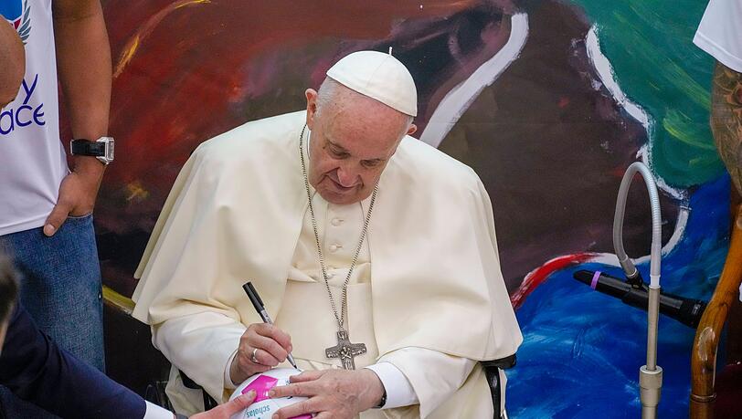 Hatte auch ein Herz für den Fußball: der am Ostermontag gestorbene Papst Franziskus.