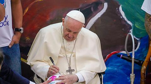 Hatte auch ein Herz für den Fußball: der am Ostermontag gestorbene Papst Franziskus.