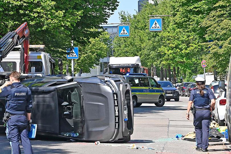Die Arabellastraße musste für die Unfallaufnahme und Bergung für über eine Stunde komplett gesperrt werden.