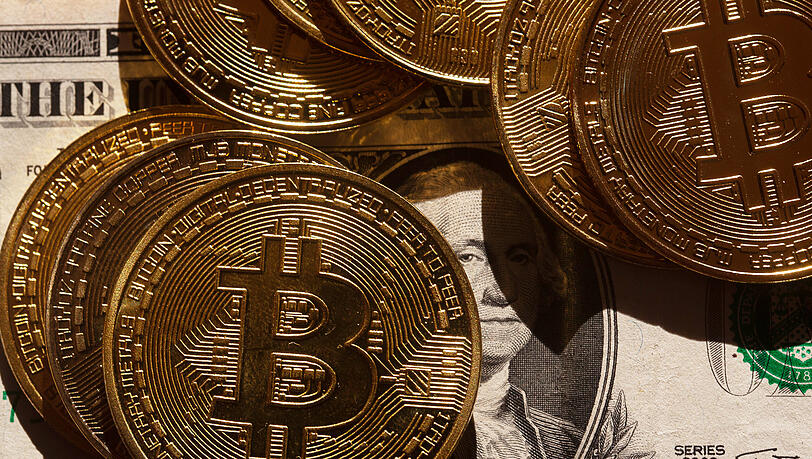 Mit Krypto-Währungen wie dem Bitcoin hoffen manche Investoren, ein Vermögen zu verdienen. Betrüger haben das erkannt und eine neue Masche entwickelt. (Symbolbild)