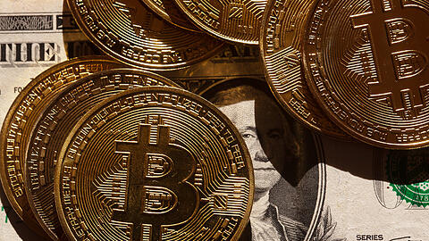 Mit Krypto-Währungen wie dem Bitcoin hoffen manche Investoren, ein Vermögen zu verdienen. Betrüger haben das erkannt und eine neue Masche entwickelt. (Symbolbild)