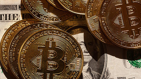 Mit Krypto-Währungen wie dem Bitcoin hoffen manche Investoren, ein Vermögen zu verdienen. Betrüger haben das erkannt und eine neue Masche entwickelt. (Symbolbild)
