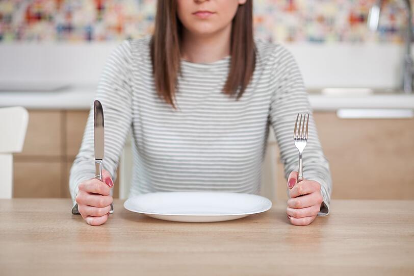"Iss nicht so viel!" ist der Rat, den man am häufigsten hört. Richtig wird er dadurch nicht. Hungern senkt das Gewicht höchstens kurz. Der Körper drosselt den Verbrauch. Er nutzt weniger Kalorien und baut Muskeln ab. Dadurch sinkt der Energiebedarf weiter. "Iss nicht so viel!" ist der Rat, den man am häufigsten hört. Richtig wird er dadurch nicht. Hungern senkt das Gewicht höchstens kurz. Der Körper drosselt den Verbrauch. Er nutzt weniger Kalorien und baut Muskeln ab. Dadurch sinkt der Energiebedarf weiter.