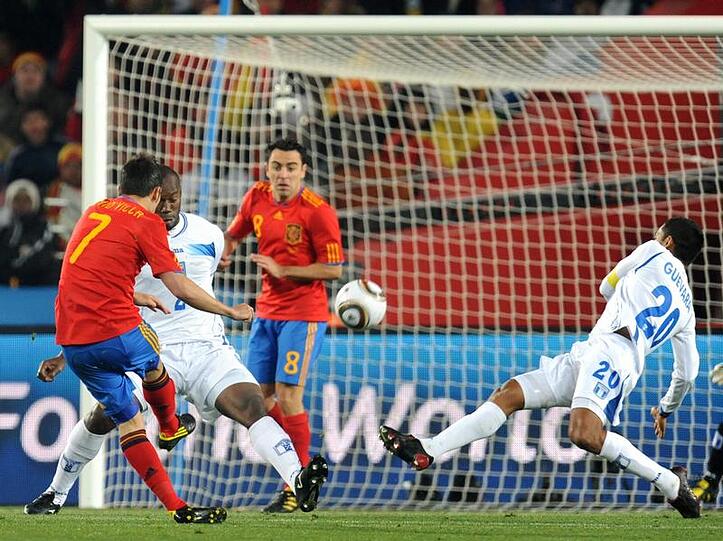 Top-Stürmer David Villa (l) erhöht aus der Distanz auf 2:0 für Spanien.