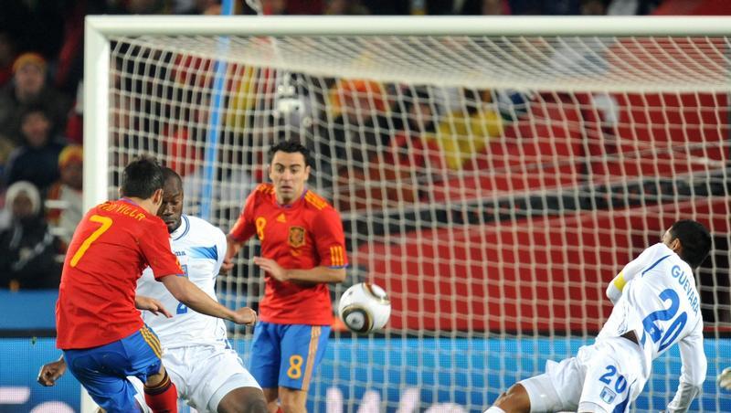Top-Stürmer David Villa (l) erhöht aus der Distanz auf 2:0 für Spanien. Top-Stürmer David Villa (l) erhöht aus der Distanz auf 2:0 für Spanien.