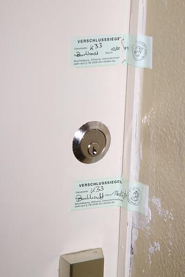 Die Polizei hat seine Wohnung versiegelt.