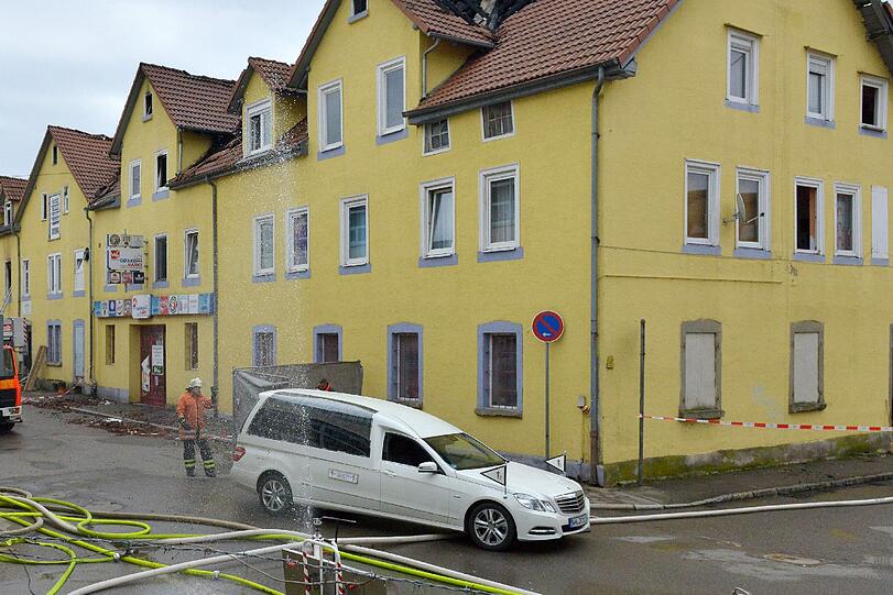 In diesem Leichenwagen werden die Toten vom Unfallort weg transportiert. Acht Menschen, darunter sieben Kinder, sind in den Flammen ums Leben gekommen.