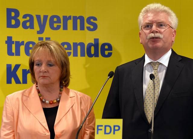 Lässt sich Bayerns treibende Kraft jetzt kraftlos treiben? Sabine Leutheusser-Schnarrenberger und der FDP-Spitzenkandidat Martin Zeil sind fassungslos, als die ersten Hochrechnungen über den Bildschirm laufen.