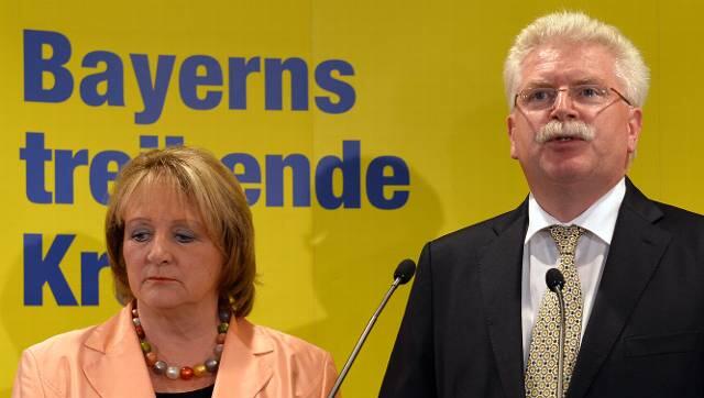 Lässt sich Bayerns treibende Kraft jetzt kraftlos treiben? Sabine Leutheusser-Schnarrenberger und der FDP-Spitzenkandidat Martin Zeil sind fassungslos, als die ersten Hochrechnungen über den Bildschirm laufen. Lässt sich Bayerns treibende Kraft jetzt kraftlos treiben? Sabine Leutheusser-Schnarrenberger und der FDP-Spitzenkandidat Martin Zeil sind fassungslos, als die ersten Hochrechnungen über den Bildschirm laufen.