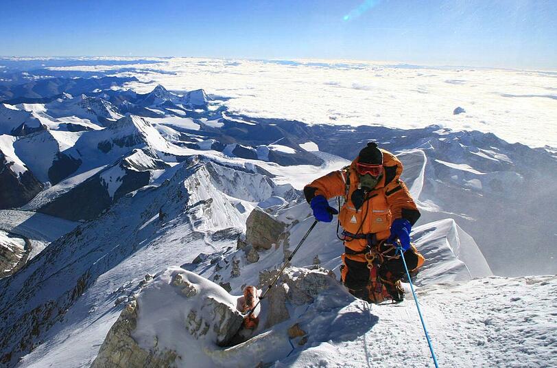 Auf dem Dach der Welt &ndash; ein Traum, den viele hegen: Hier verwirklicht ihn der 71-jährige japanische Bergsteiger Katsusuke Yanagisawa, der die letzten Meter auf den Gipfel des Everest klettert.