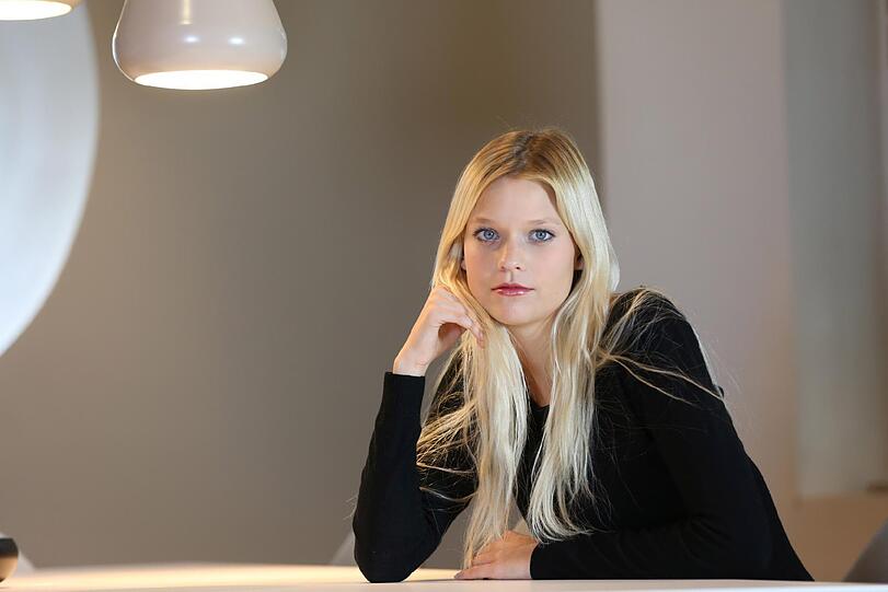 Sabine &ndash; ehrgeizig, blond und bildschön.