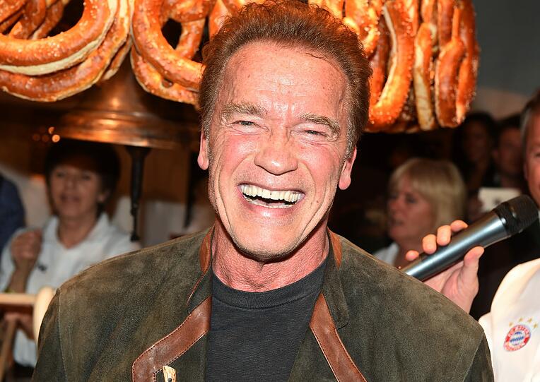 Beim traditionellen Weißwurst-Essen im Stanglwirt vergnügten sich dieses Jahr unter anderem Arnold Schwarzenegger und Till Lindemann.
