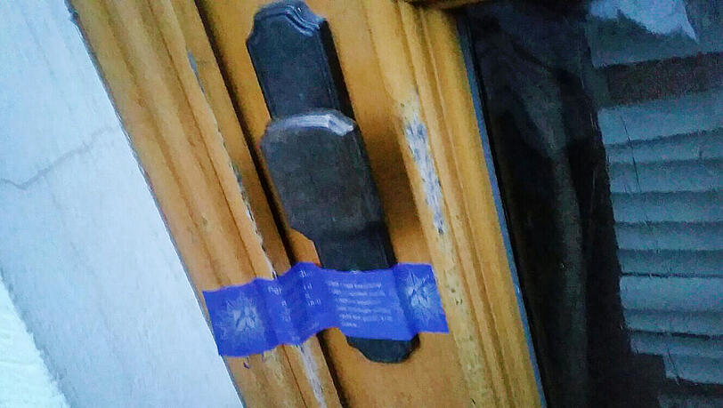 Eine Frau ist im ostwestfälischen Höxter wochenlang auf einem Bauernhof gefangen gehalten worden und schließlich gestorben. Eine Frau ist im ostwestfälischen Höxter wochenlang auf einem Bauernhof gefangen gehalten worden und schließlich gestorben.