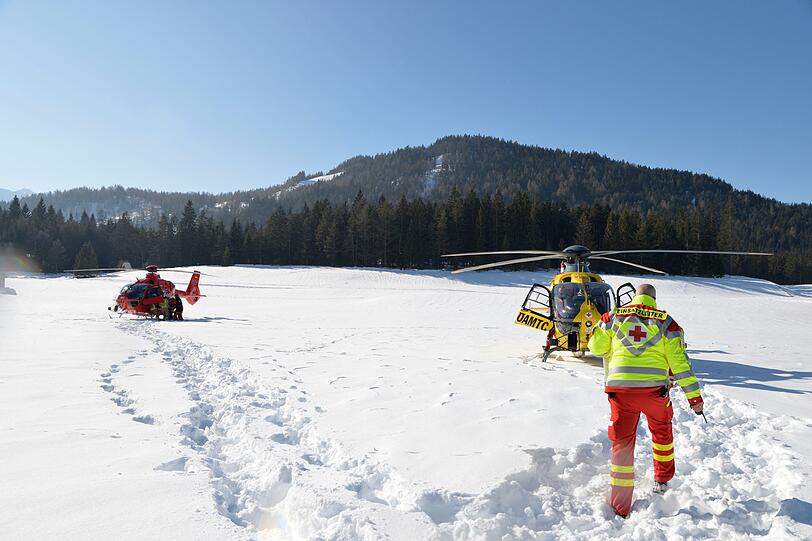 Bei einem Unfall mit einer Kutsche auf der Leutascher Straße in Reith bei Seefeld wurden vier Menschen verletzt. Die Bilder vom Unfallort.