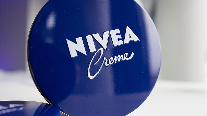 Nivea &ndash; Niveau ist keine Handcreme, besagt das Sprichwort. Und das ist auch richtig, denn der Markenname hat nichts mit Stil zu tun, stattdessen stand mal wieder die lateinische Sprache Pate: "niveus" als Ableitung von "nivis" ("Schnee") bedeutet "schneeweiß".