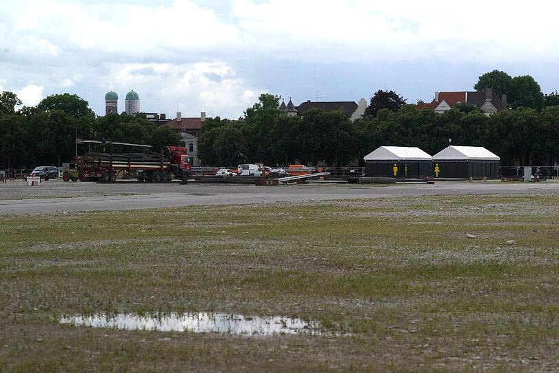 Der südliche Teil der Münchner Theresienwiese wird derzeit wieder begrünt. Im Frühjahr können es sich die Münchner hier dann gut gehen lassen. (Archivbild vom Wiesn-Aufbau)
