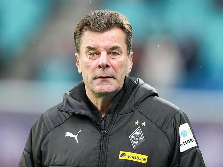 Gladbachs Trainer Dieter Hecking kommt ins Stadion. Foto: Jan Woitas
