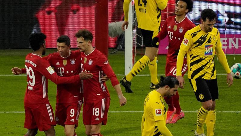 Bayern-Stürmer Robert Lewandowski (M) jubelt mit den Mannschaftskameraden Kingsley Coman (l) und Leon Goretzka über seinen Treffer zum zwischenzeitlichen 2:2.