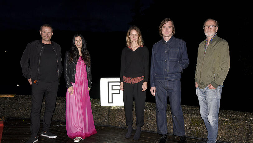Devid Striesow, Franziska Stünkel, Luise Heyer, Lars Eidinger und Peter Lohmeyer (von links) bei der Premiere des Kinofilms "Nahschuss" auf dem 38. Filmfest München 2021 bei "Kino, Mond & Sterne" im Westpark.