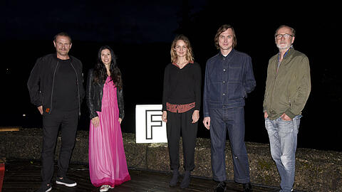 Devid Striesow, Franziska Stünkel, Luise Heyer, Lars Eidinger und Peter Lohmeyer (von links) bei der Premiere des Kinofilms "Nahschuss" auf dem 38. Filmfest München 2021 bei "Kino, Mond & Sterne" im Westpark.