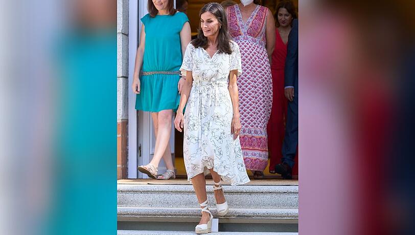 Letizia von Spanien fühlt sich in ihrem weißen Midi-Kleid sichtlich wohl.