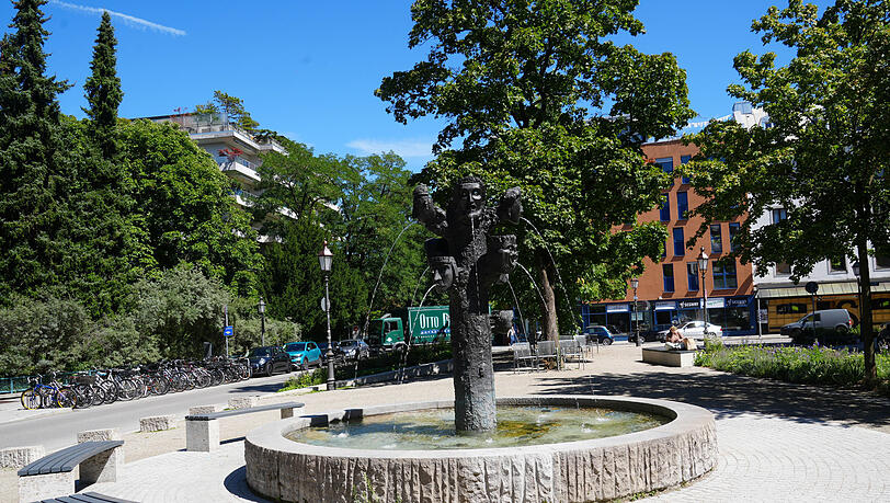 Ganz anders als am Wedekindplatz ist am Arthur-Kutscher-Platz hauptsächlich das Plätschern des Brunnens zu hören. Ganz anders als am Wedekindplatz ist am Arthur-Kutscher-Platz hauptsächlich das Plätschern des Brunnens zu hören.