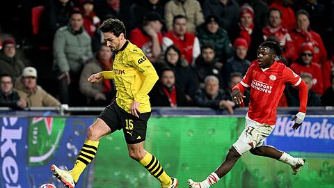 Mats Hummels (l) rückte für den kurzfristig erkrankten Niklas Süle in die BVB-Viererkette.