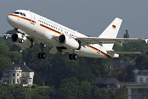 Der neue Regierungs-Jet ist 34 Meter lang, 12 Meter breit, kommt auf 840 Stundenkilometer und enthält ein Freund-Feind-Kennungsgerät.