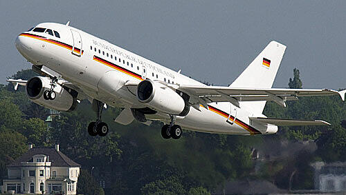 Der neue Regierungs-Jet ist 34 Meter lang, 12 Meter breit, kommt auf 840 Stundenkilometer und enthält ein Freund-Feind-Kennungsgerät. Der neue Regierungs-Jet ist 34 Meter lang, 12 Meter breit, kommt auf 840 Stundenkilometer und enthält ein Freund-Feind-Kennungsgerät.