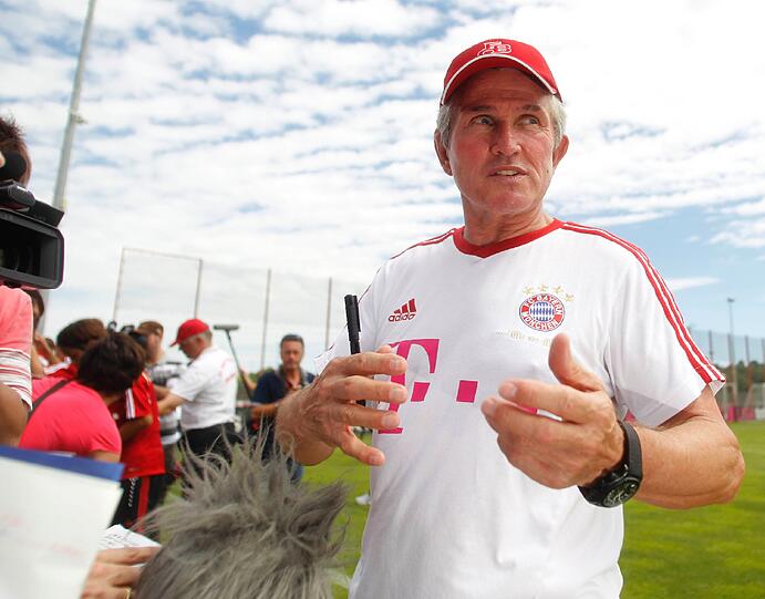 Trainer Jupp Heynckes beantwortet Fragen. Zahlreiche Reporter und 3.000 Fans sind zum Training gekommen.