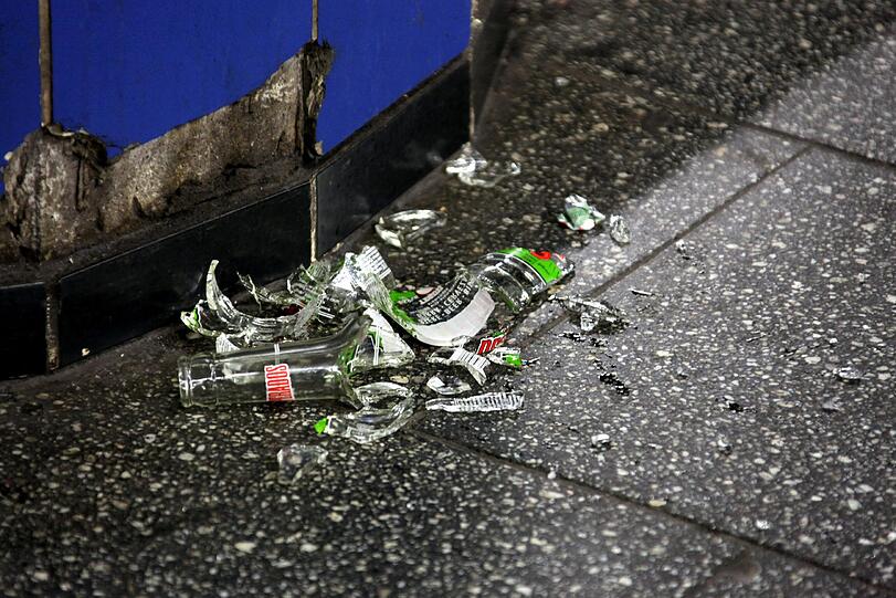 Bei dem über Facebook organisierten "Abschiedstrinken" in der Münchner S-Bahn haben rund 2.000 Menschen beim Feiern für erhebliche Sachbeschädigungen gesorgt.
